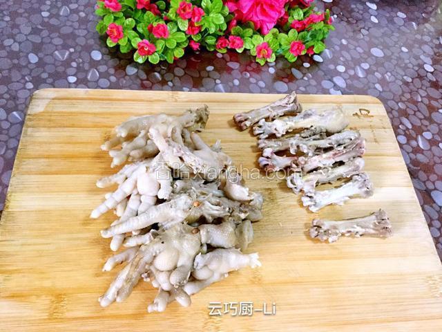 把鸡爪分解，去掉大骨棒。