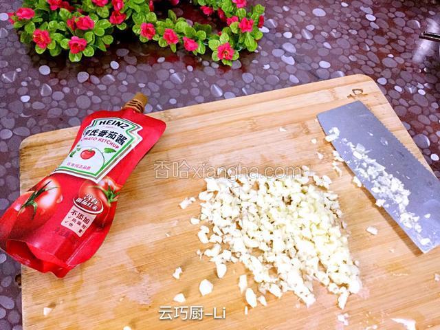 2个蒜头拍碎切末、番茄司备1勺。