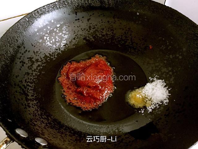 热锅放入10克香油、油温7成热、放白糖和韩式辣椒酱爆香。