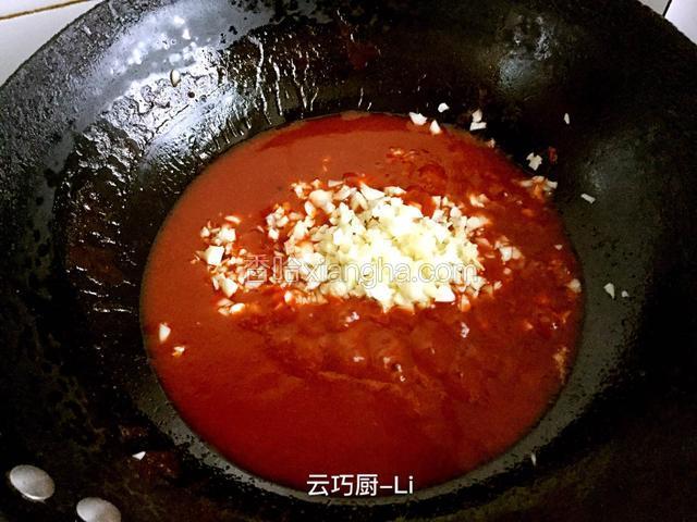 炒至开锅、放蒜末爆香。