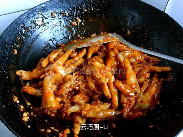 下鸡爪翻炒均匀、收汁关火。