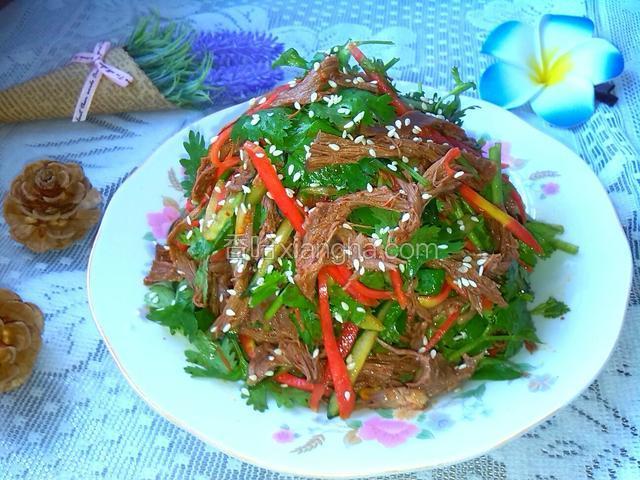 拌匀盛入盘中散芝麻装饰