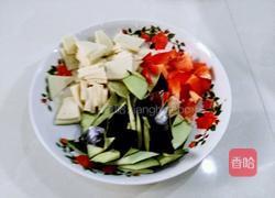 豆腐片炒茄子的做法图解1
