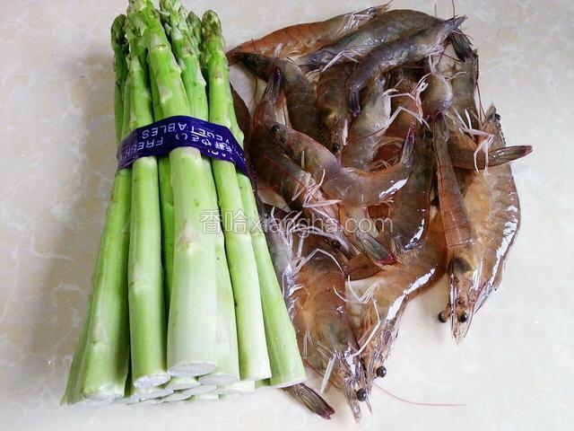 准备好芦笋和基围虾