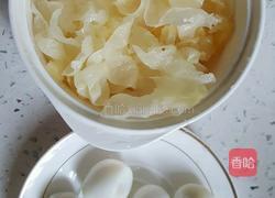 酒酿银耳炖蛋的做法图解1