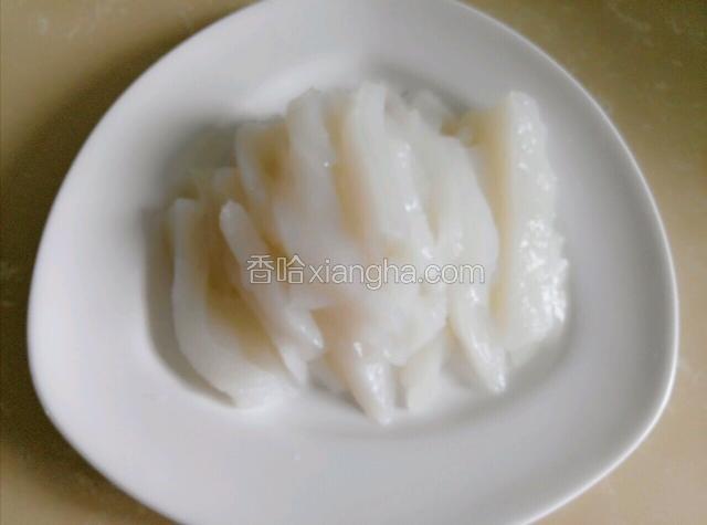 切成自己喜欢的条放入盘中