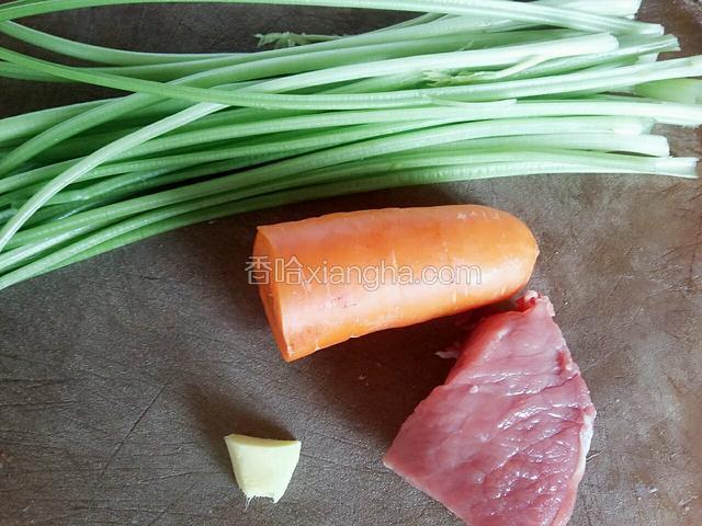 把芹菜叶和根部去除留杆洗净，瘦肉.胡萝卜和生姜洗净