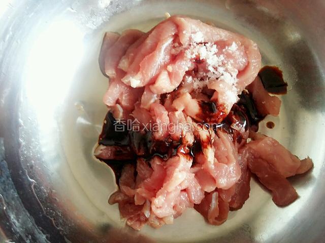 把切好的瘦肉放碗中，加少许盐够肉丝咸味即可，再加少许老抽给肉丝上色，然后放适量料酒用手把肉丝抓匀备用