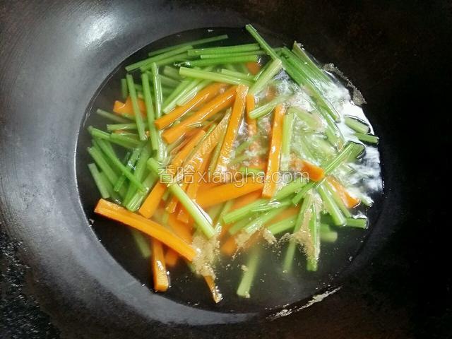 锅内加适量的水，把芹菜和胡萝卜倒入锅内，进行焯水