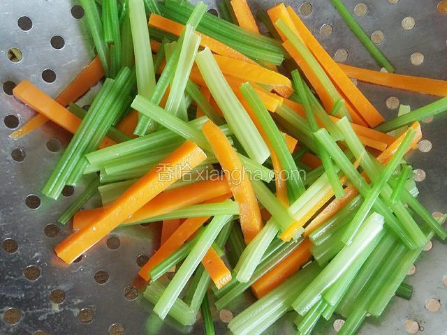 待芹菜胡萝卜八九成熟时，捞出过凉备用