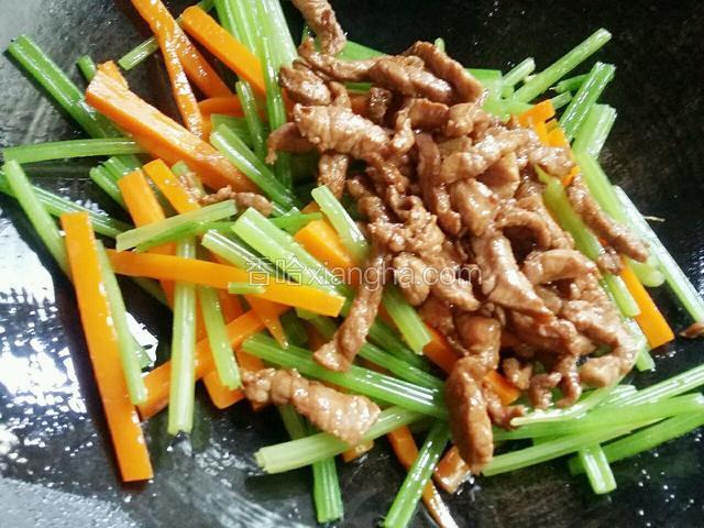 把肉丝倒入锅内加少许味精炒均