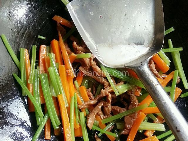 接着淋适量水芡炒均出锅装盘
