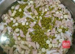 绿豆莲子小肠汤的做法图解1