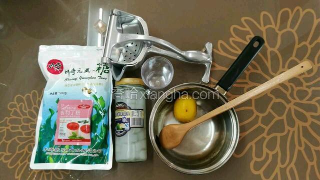 食材和工具大合照，这个挤柠檬汁的工具很厉害的喔，出汁率很高^_^