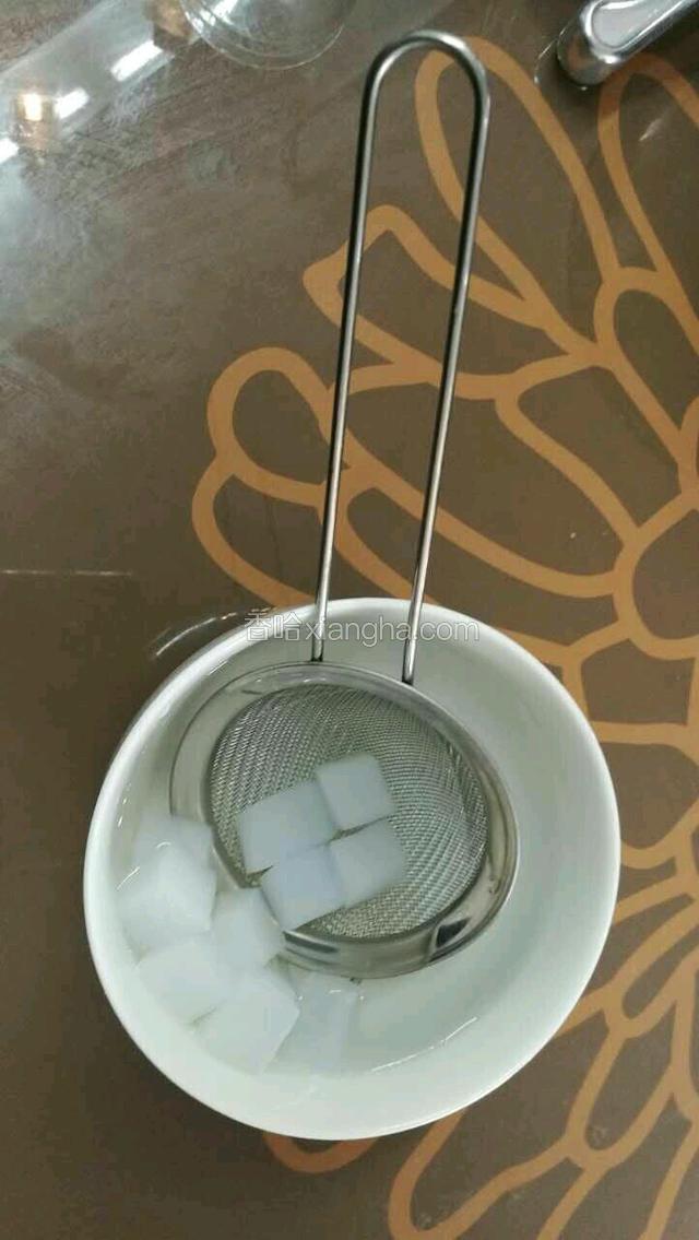椰果罐头里的糖水不能用，捞出椰果之后泡冷开水把糖洗掉，这次打算做3杯，就把洗好的椰果先铺到杯子底部就可以，椰果本身还是有点微甜，不过因为高纤维的关系，升糖指数还是比较低的。