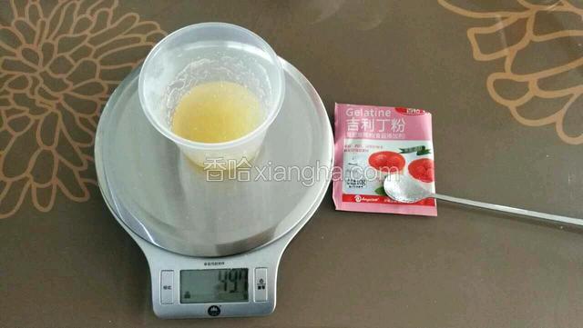 吉利丁粉用40克的冷开水先搅匀备用。