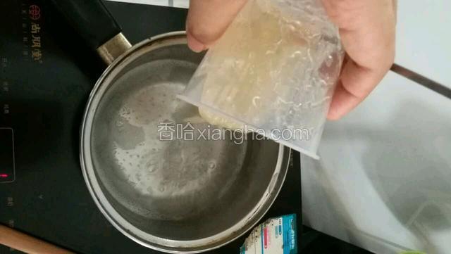 水和元真糖用中火煮开，我用电磁炉就用中火5级。煮开就换成小火1级，或者文火，加入刚刚泡好的吉利丁糊，一边搅拌融化，可以舀些锅里的水把杯子里剩下的吉利丁糊也搅一搅，倒回锅里就不浪费了。