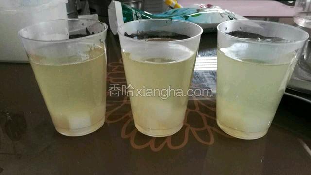 如果杯子不耐高温，煮好之后稍微放个5分钟，温度降到比自己体温略高点就可以。
倒进准备好椰果的杯子，均匀分3份。
收进冰箱冷藏之前，轻轻的在桌子上垂直的敲下杯子，把表面的气泡震破，做出来更好看。