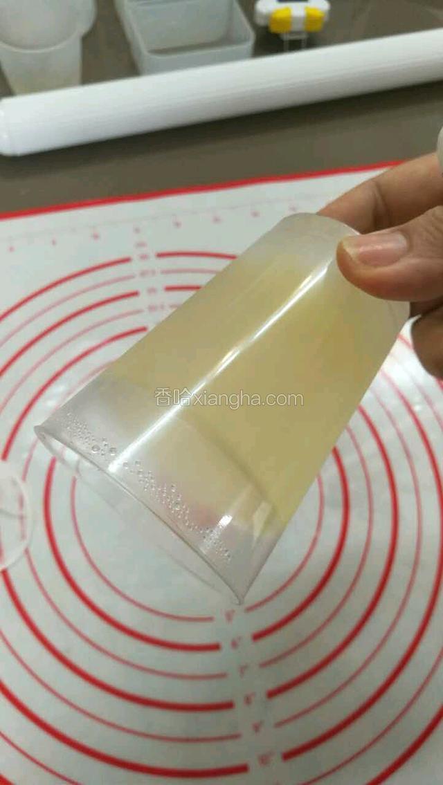 冷藏大概3-4小时，心急的话把杯子倾斜，如果没有液体跟着倾斜，就说明已经结冻完毕。