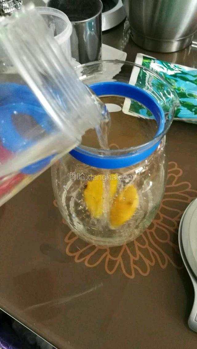 刚刚挤完柠檬的残骸不要浪费了，泡一壶水放冰箱了，多喝柠檬水对身体有好处的喔！