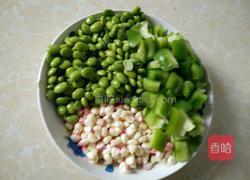 青椒炒毛豆玉米粒的做法图解1