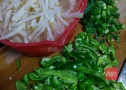 青椒土豆的做法图解1