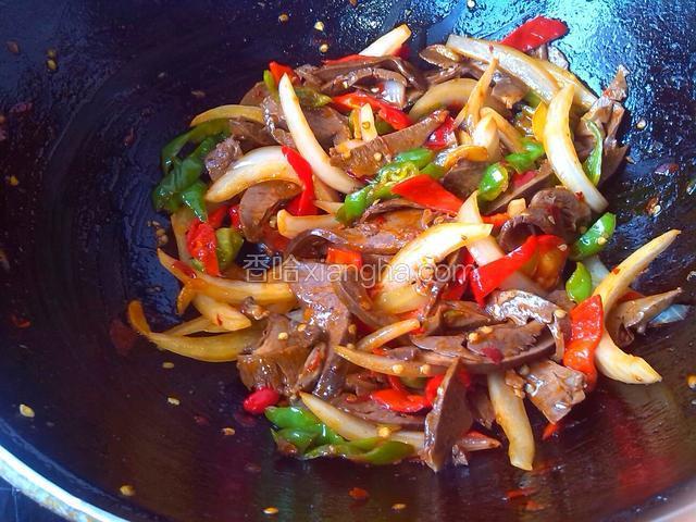 倒料酒，蚝油、白糖炒匀