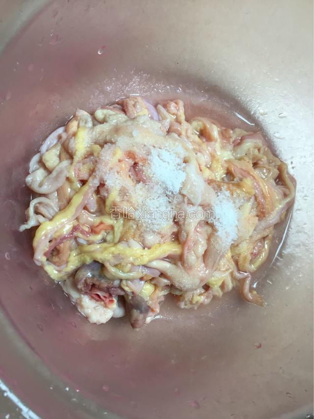 鸡肠边上的油刮掉并加入盐反复揉搓 清水洗净