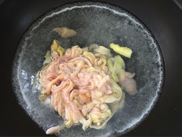 冷水下姜片 米酒 鸡肠焯水备用