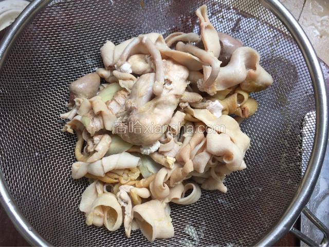 捞起焯水的鸡肠 就缩水成这样少