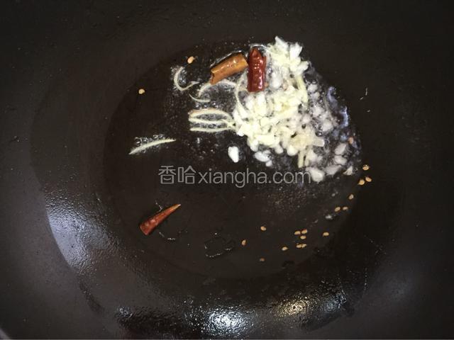 热锅下油爆香葱姜蒜 辣椒