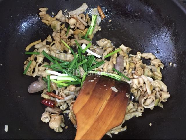 加入葱段 蚝油 盐 鸡精翻炒均匀即可