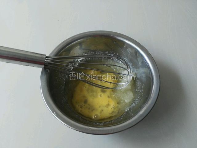 加入蛋液，用打蛋器搅打均匀