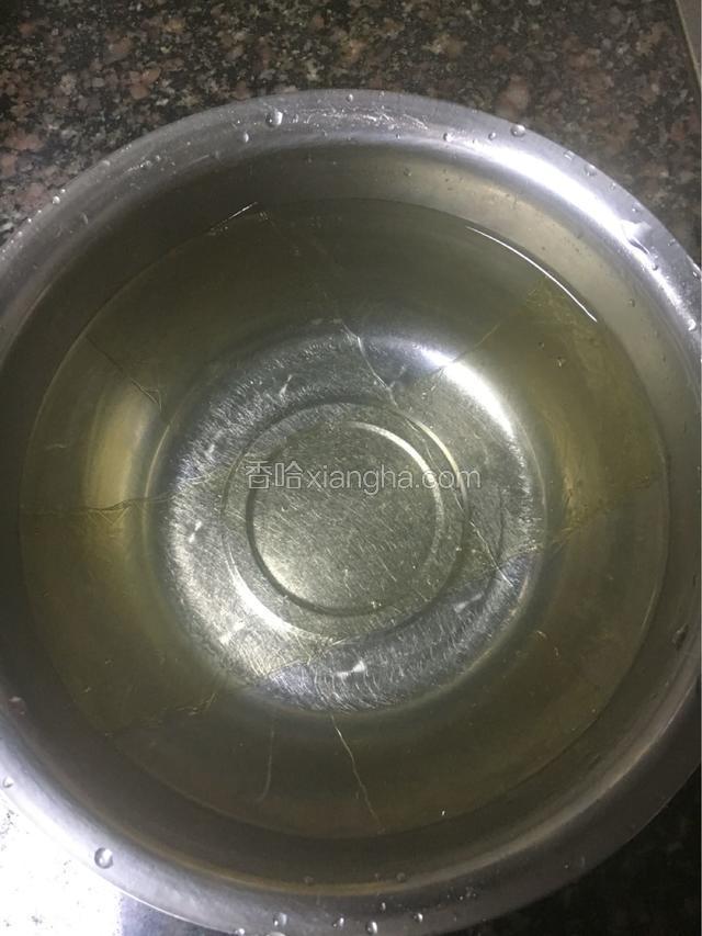 吉利丁片用水泡软沥干水份隔水螎化