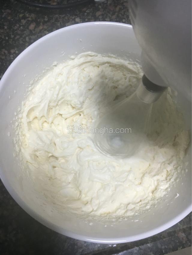 芝士用打蛋器打至顺滑