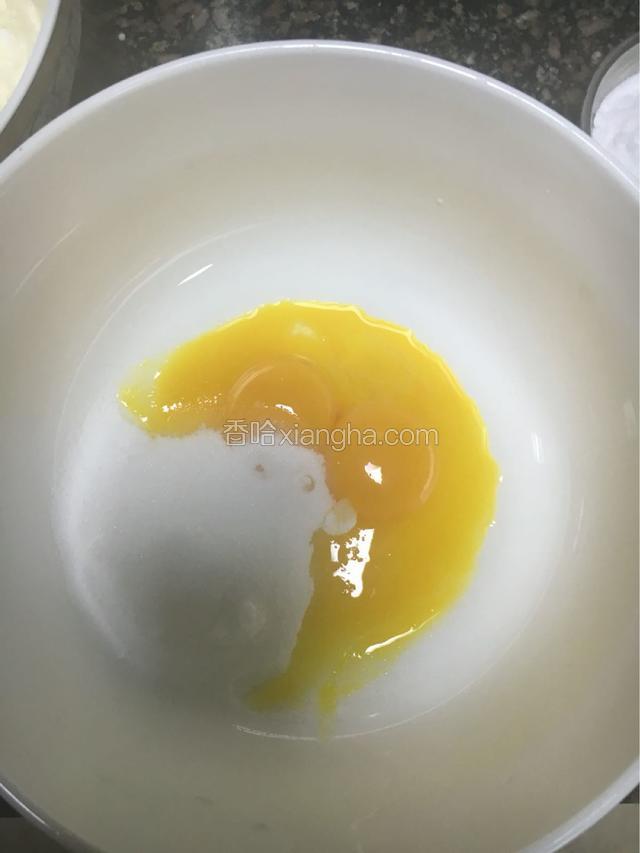 3个蛋黄里加入70克糖粉