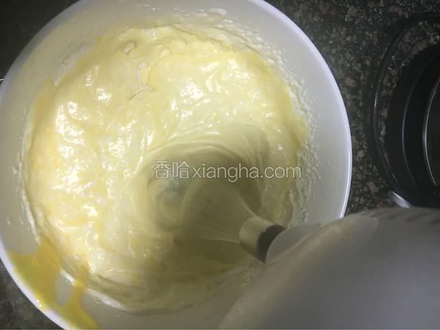 把蛋黄糊倒入马斯卡彭糊中，用打蛋器搅拌均匀