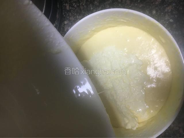 把打发的奶油倒入奶酪蛋糊中。