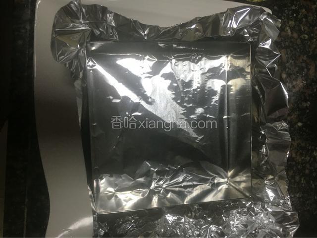 慕斯框底下包一层锡纸，下垫平盘