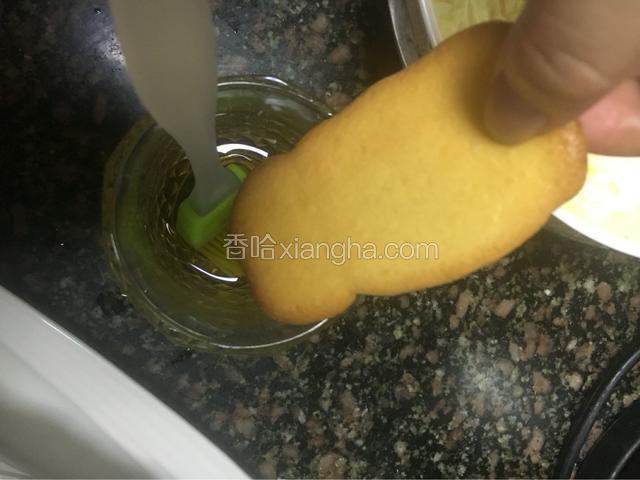 手指饼干刷好朗姆酒