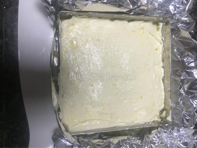 把剩下的奶酪湖倒完并刮平放入冰箱冷藏过夜