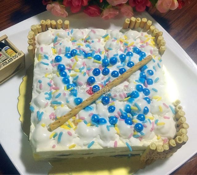 然后在摆上一心形，撒上彩色巧克力，中间放一根长细饼干，边缘放上短饼干