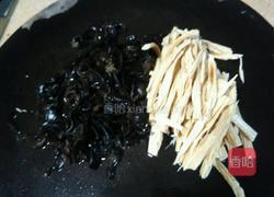 凉拌腐竹木耳的做法图解2
