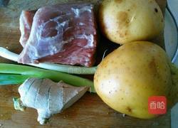红烧肉炖土豆的做法图解1