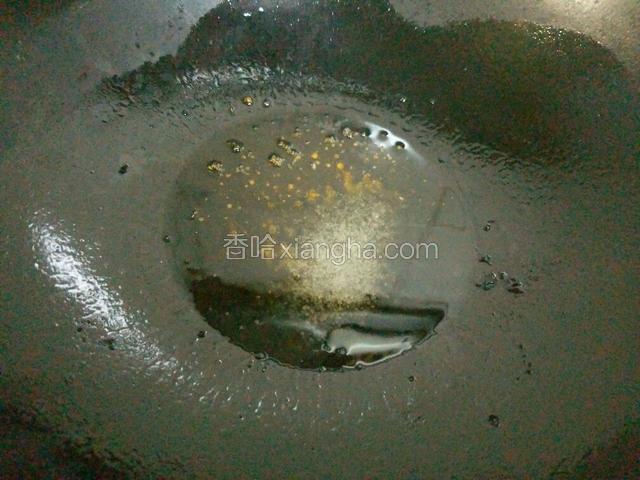 开大火，将锅烧热，锅热后倒入油，油七八成热后放入白糖，转小火将白糖炒成糖色。