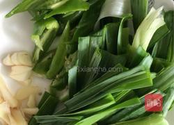 蒜苗肉丝的做法图解1