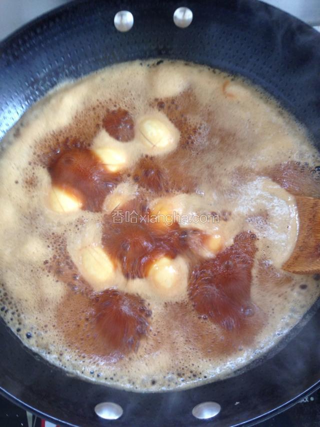 大火煮开转小火继续煮，中途翻炒一下让鸡蛋上色更均匀