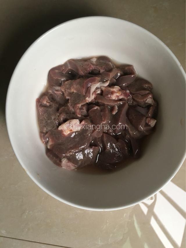 买回来的猪肝在水里面浸泡一下，反复清洗几次，然后切薄片