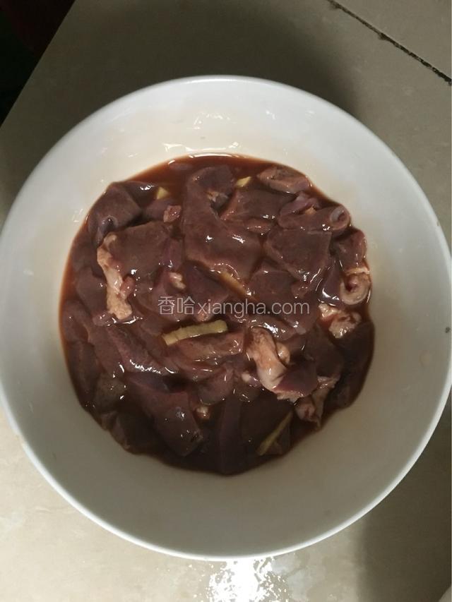 切好的猪肝用料酒生抽盐生粉生姜抓腌一下