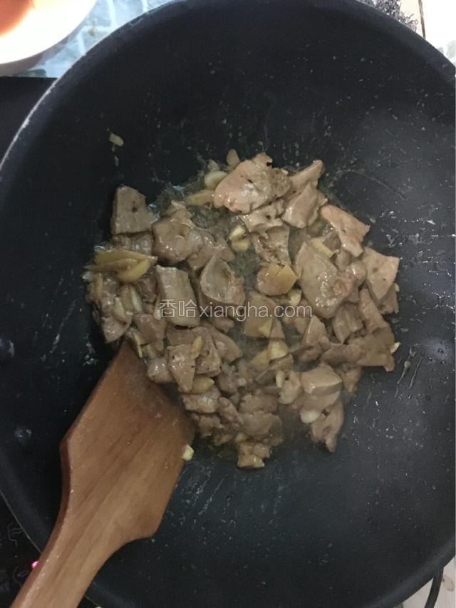 锅中放入油，油烧热后把猪肝放去炒，炒至猪肝变色然后盛出